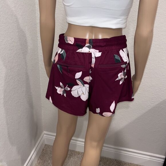 Nwot Athleta floral shorts - Picture 3 of 7